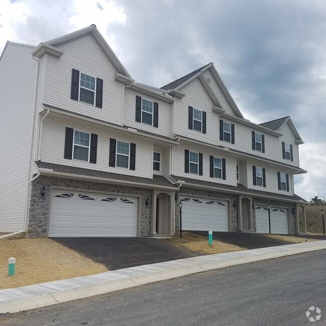 Building Photo - Luxury Townhome!