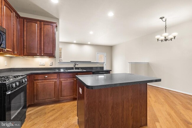 Photo - 271 Yorktown Ct