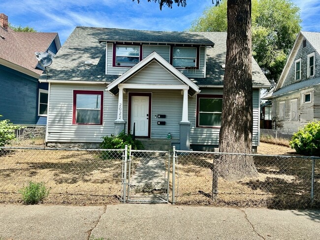Building Photo - 2022 W Dean Ave Unit Apt 1