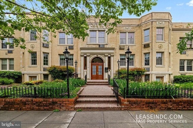 Building Photo - 3024 Wisconsin Ave NW Unit #204