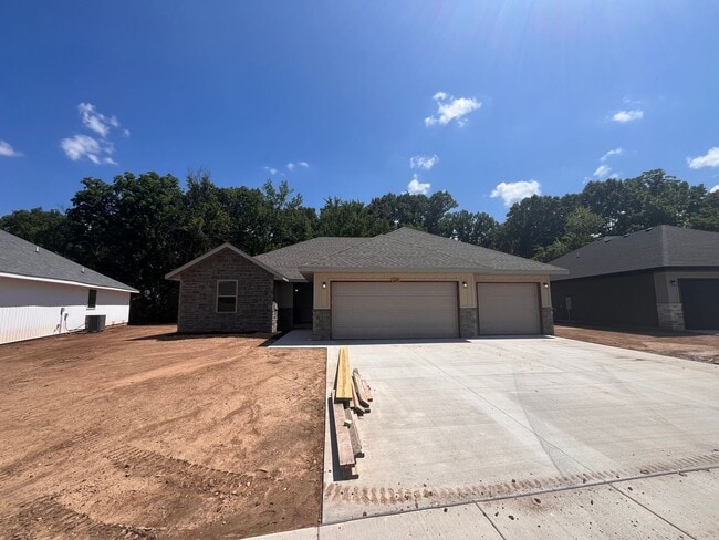Building Photo - Beautiful, brand-new, 3-bedroom, 2-bath home in Nixa with a 3-car garage.
