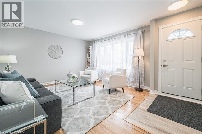 Photo - 426 Highland Rd E