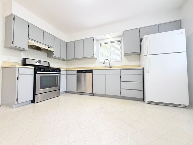 Building Photo - R0653 Unit 10255