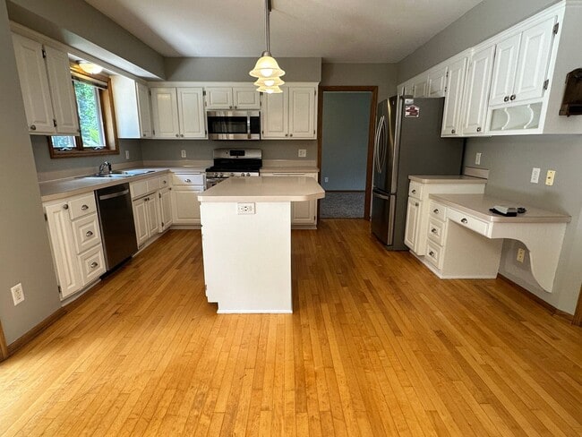 Building Photo - Maple Grove Single Family Home, Office, Fa...