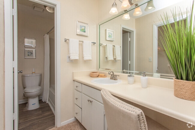 2BR, 2BA - 1090SF