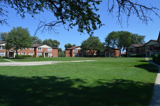 Colonial Manor