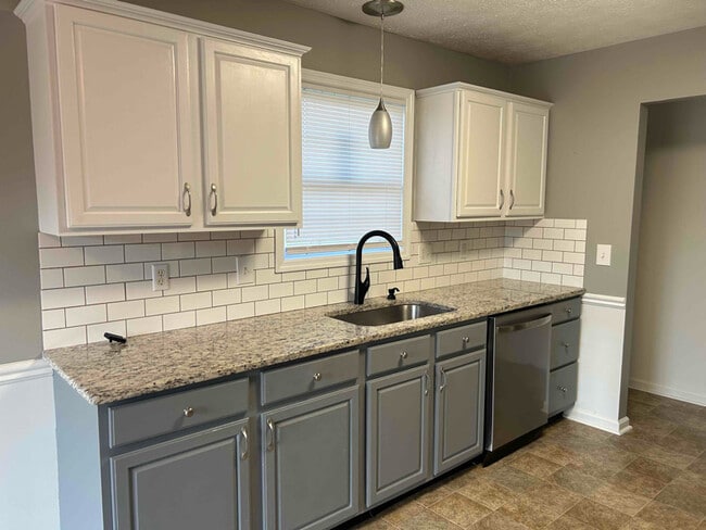 Photo - 504 Elleigh Way