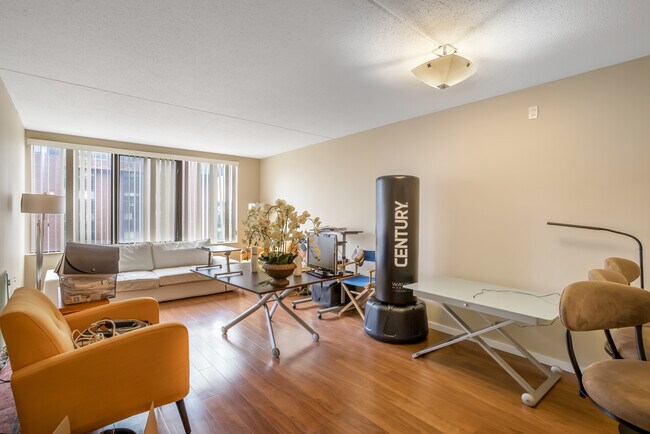 Hardwood Floors - 4 Martine Ave Unit 809