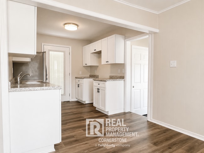 Photo - 3 Bedroom Home with Huge Yard & Great Natural Light