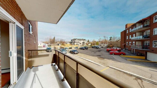 Danforth Apartments - Danforth Apartments Unit Bachelor + Den