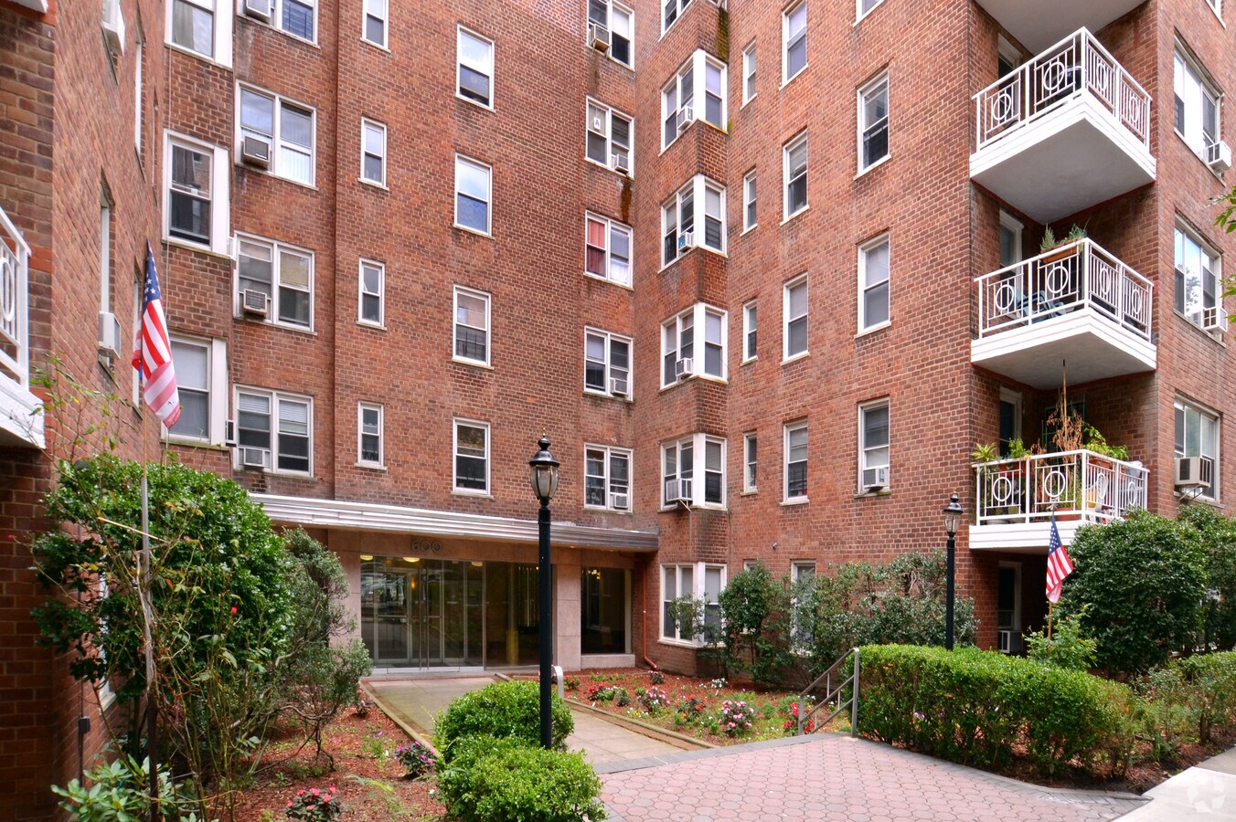 Photo - 600 W 239th St