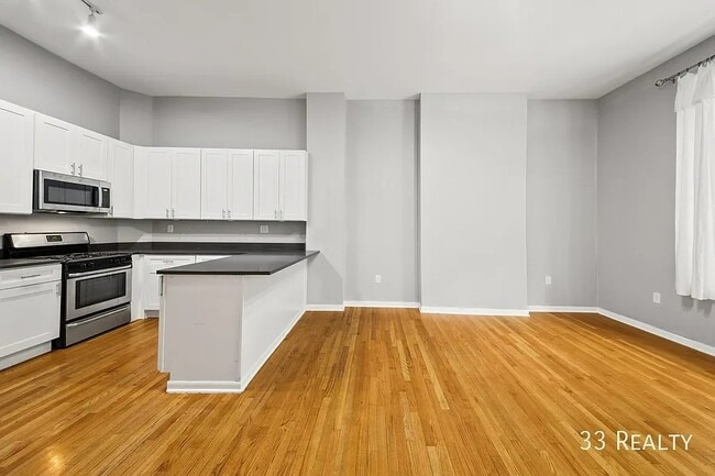 Photo - Spacious 4b/2b Top Floor, Wicker Park Avail July 1st! Unit 3