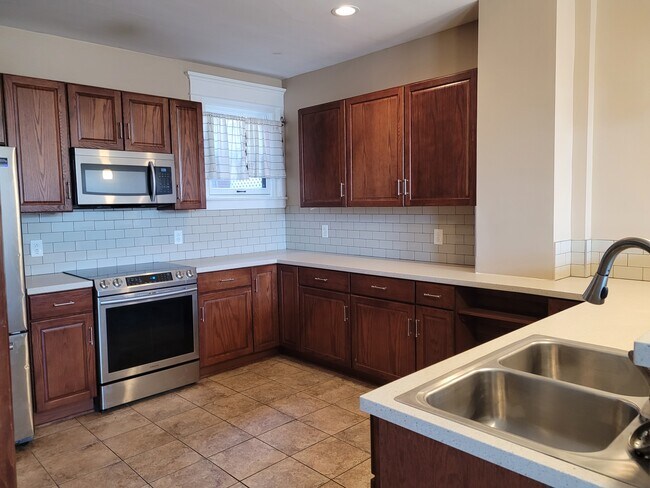 Photo - 3210 Main St