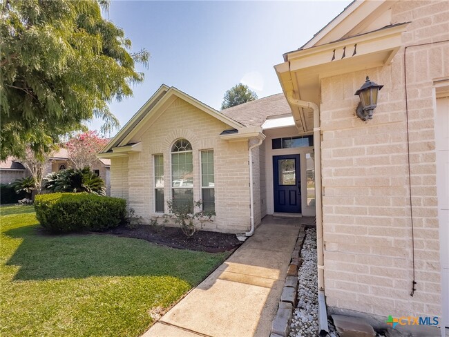 Photo - 111 Hackamore Ln