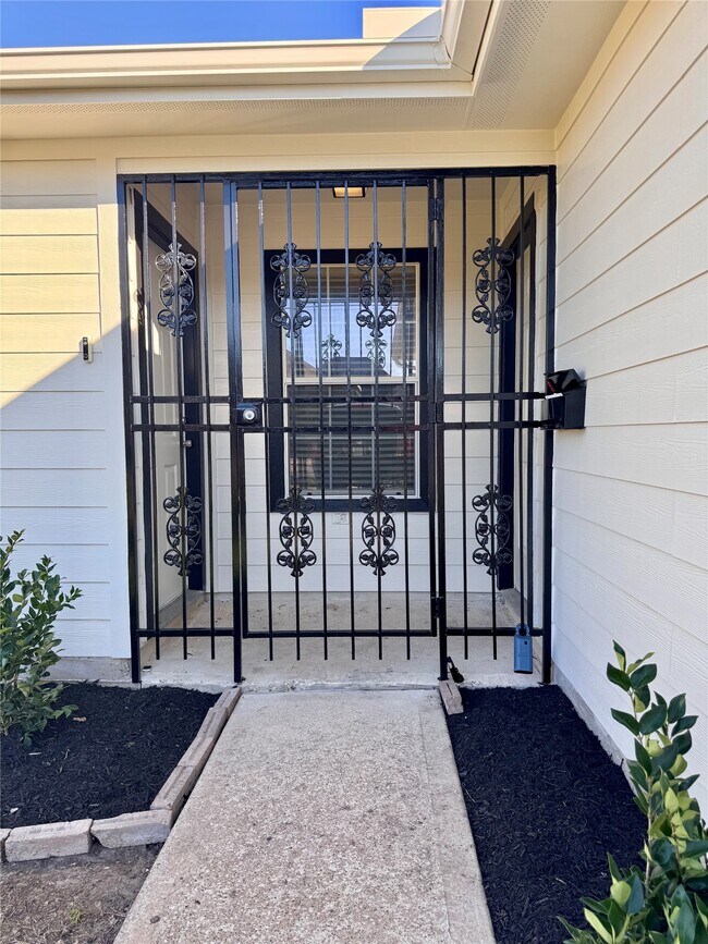 Photo - 8225 Gladstone St