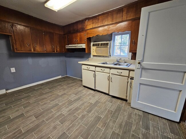 Photo - 122 Locke Ln