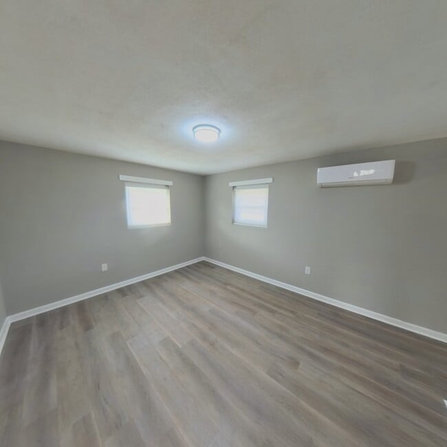 Photo - 2000 Hollis St