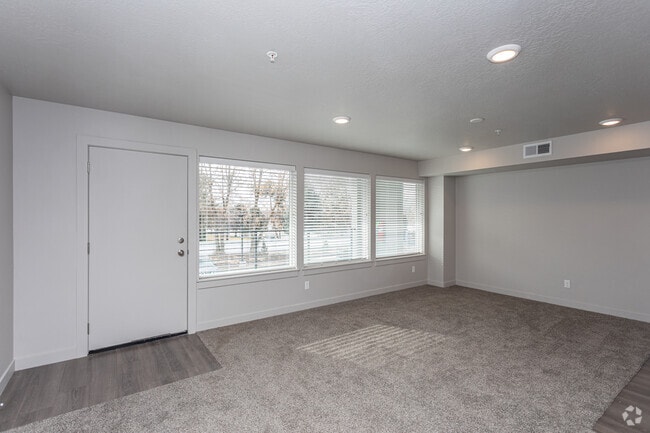 2BR, 2BA - 955SF