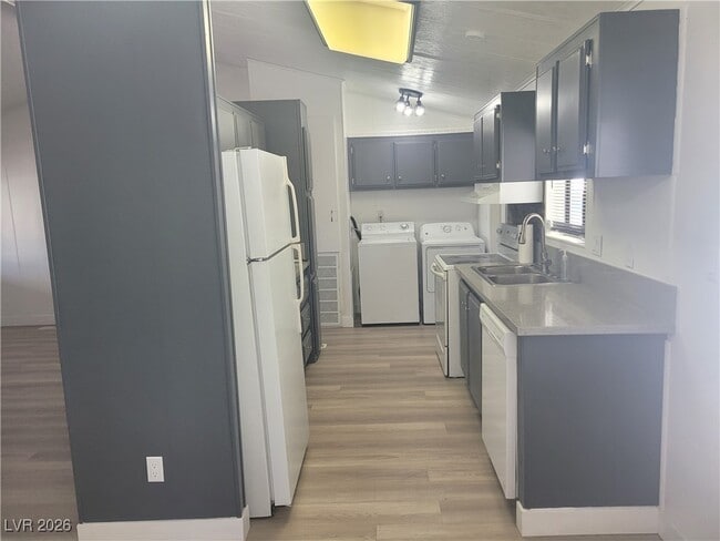 Building Photo - 1060 S Bunch St