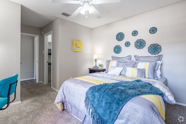 2BR, 2BA - 994SF - Bedroom