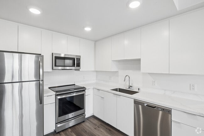 2BR, 2BA - 803SF - Kitchen