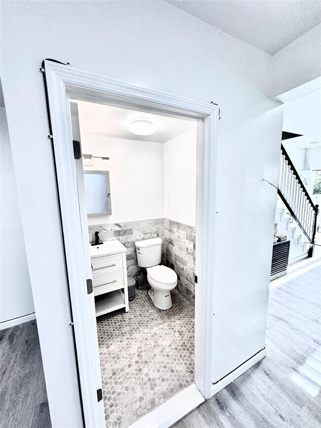 Photo - 103 Waverly St Apartment