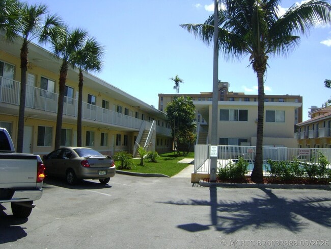 Building Photo - 2080 NE 167th St Unit 37