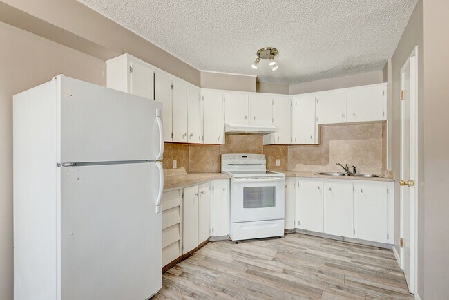 Photo - 2116-2123 23 Ave SW