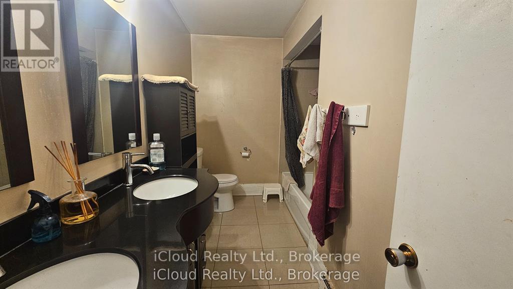 Photo - 1847 Lawrence Ave E