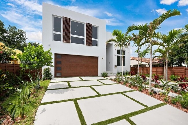 Photo - 1615 NE 3rd Ct