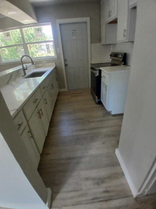 Photo - 221 Park Ln