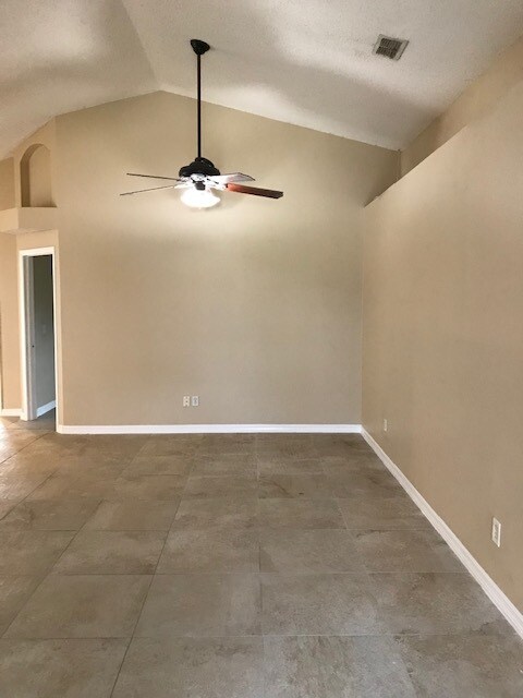 Sala de estar - 4056 Bolinas Ct