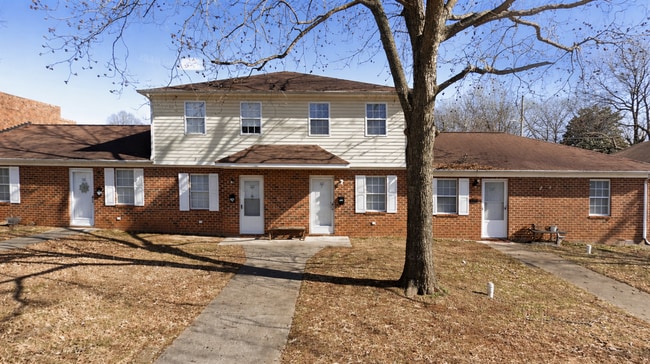 Building Photo - Two bed, 1.5 bath townhome in Graham Unit G