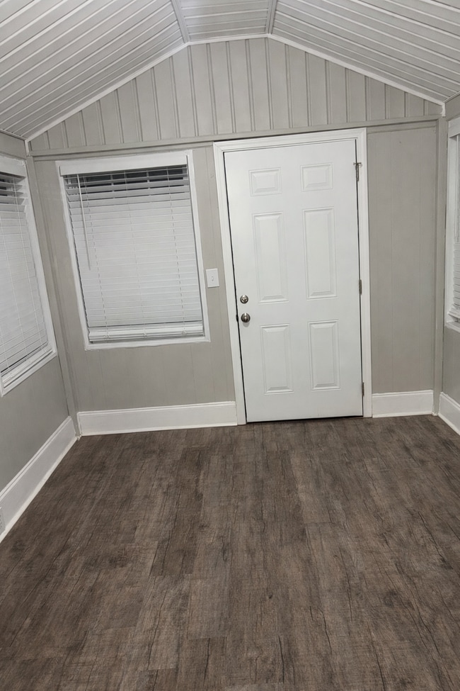 Photo - 554 Lynmore Ave