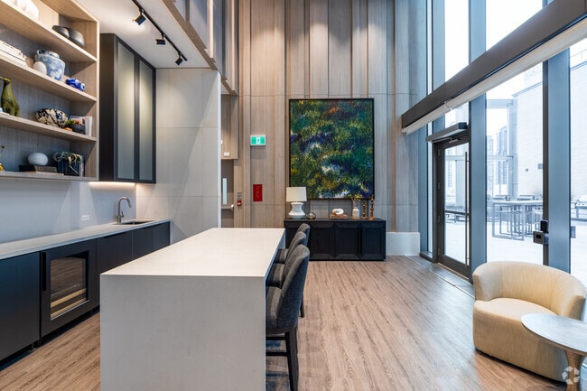 Salon de la cour - 185 Millway Ave, Vaughan, ON L4K 0L2, Canada