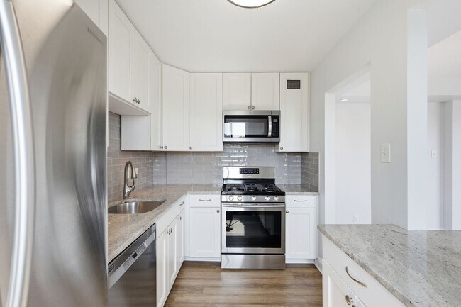 Photo - Bright Top-Floor 2BR Condo in The Whitehall with Garage Parking! Unidad 902