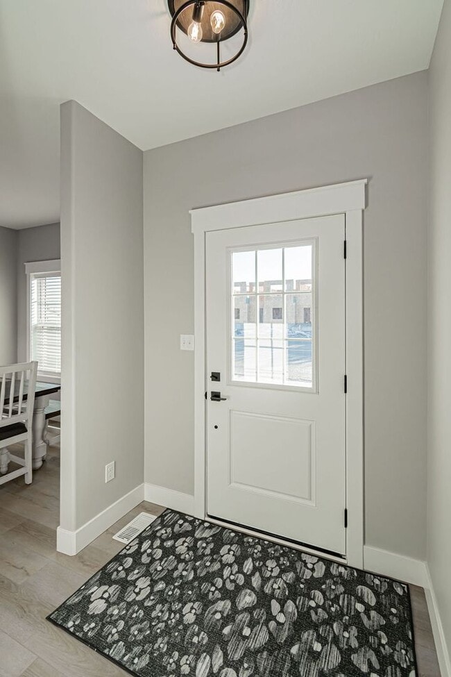 Photo - Fully Furnished Townhome – Utilities & WiF...