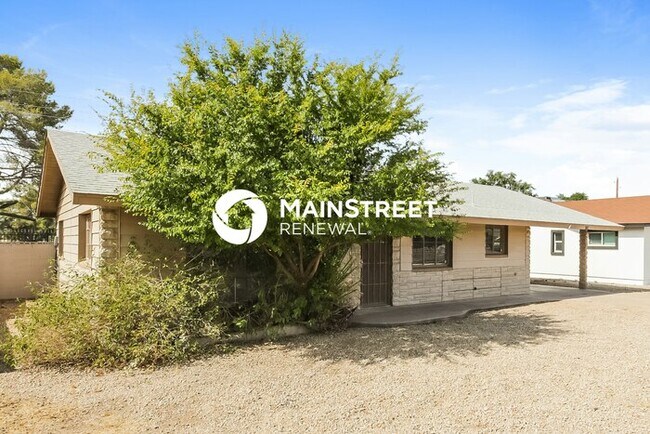 2 Bedroom Pet-Friendly Home in Phoenix, AZ with Main Street Renewal