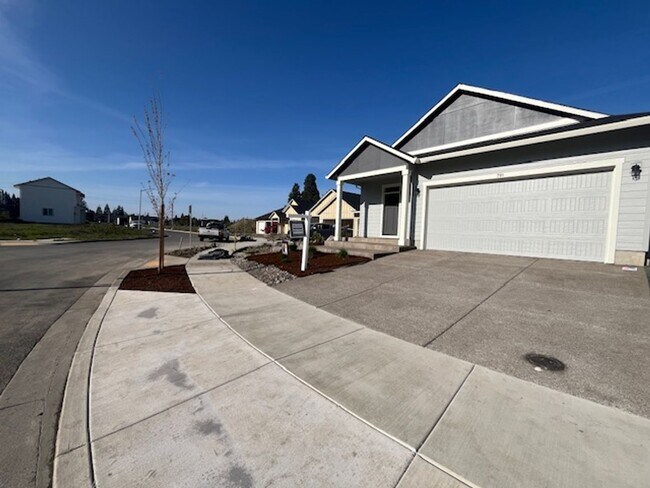 Photo - 3 Bedroom 2 Bath Silverton OR