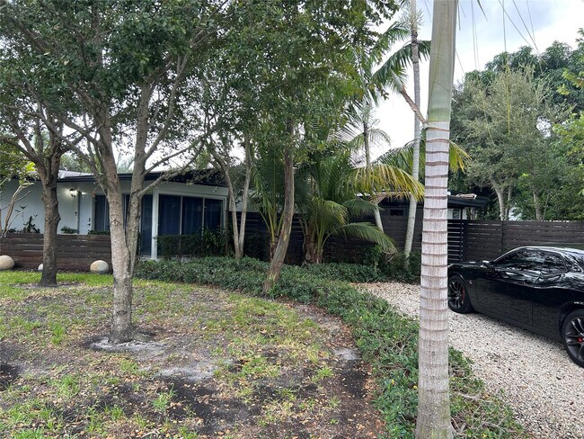 Photo - 720 NE 17th Ct