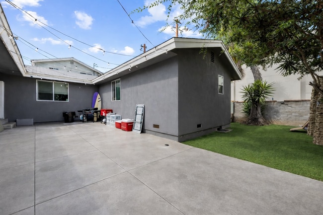 Photo - MASSIVE 8 Bed / 4 Bath Home on Mary Lane - 2 Kitchens! Private Yard, Driveway, 8 Parking Permits ...