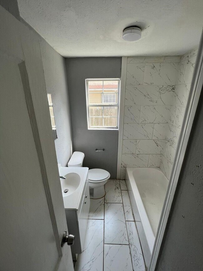 Photo - 3210 Winbern St Unit B