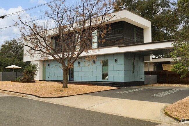 Building Photo - 900 W Live Oak St Rental