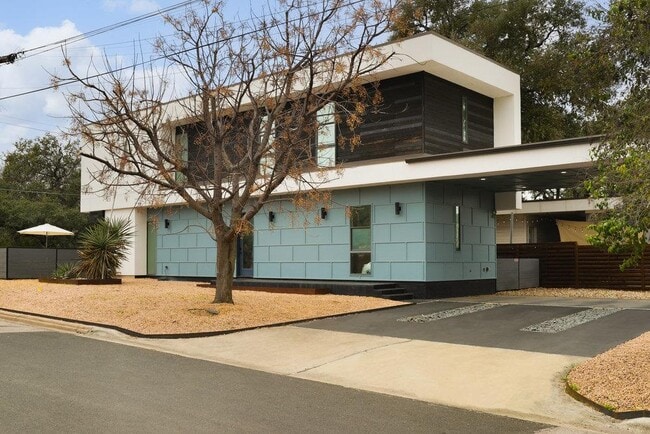 Photo - 900 W Live Oak St