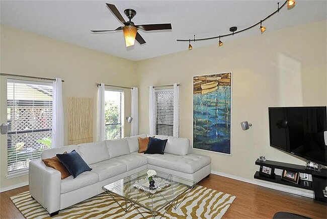 Photo - 543 W 16th St