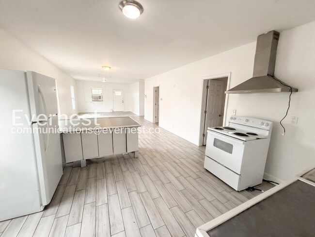 Photo - 1402 Avenue E