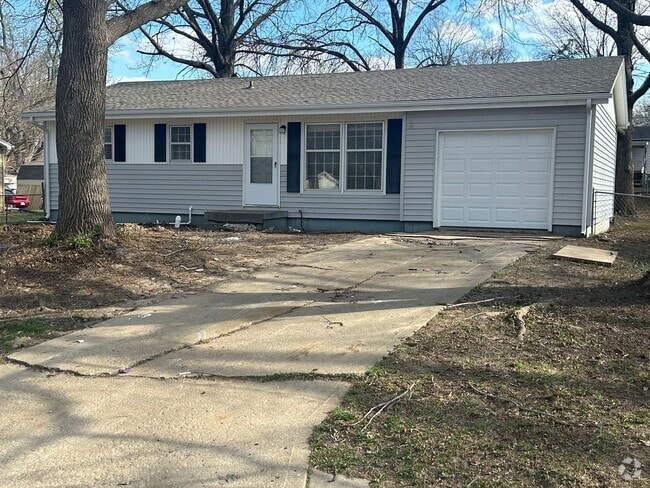 Building Photo - AVAILABLE NOW! Beautiful 3 Newly Rehabbed ... Rental