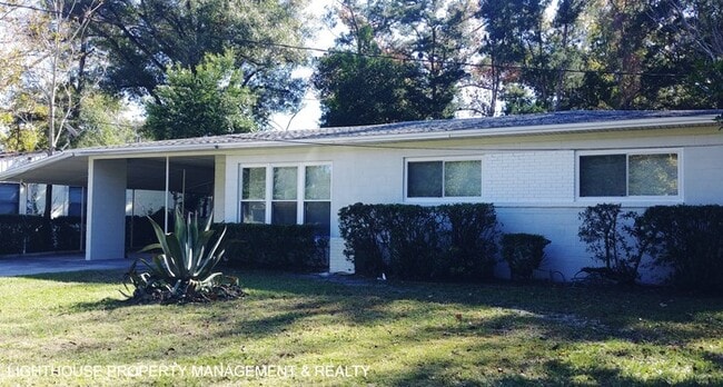 Large 4 Bed/2 Bath House with Carport & Fe... - Large 4 Bed/2 Bath House with Carport & Fe...