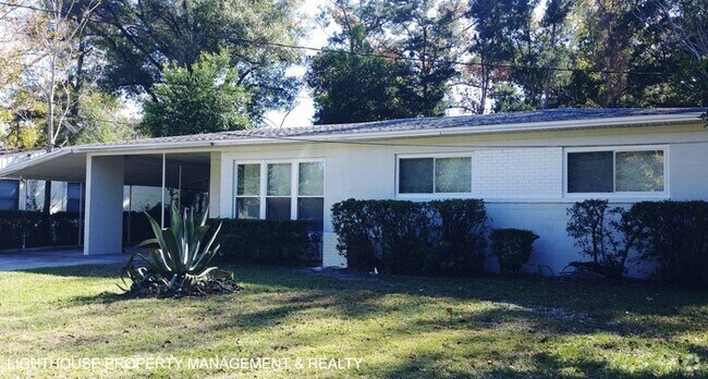 Building Photo - Large 4 Bed/2 Bath House with Carport & Fe...