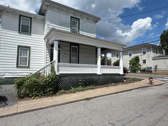 Photo - 702 Nelson St